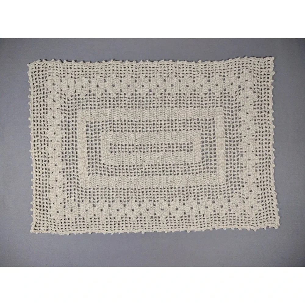 Vtg hand crochet doilie 11
